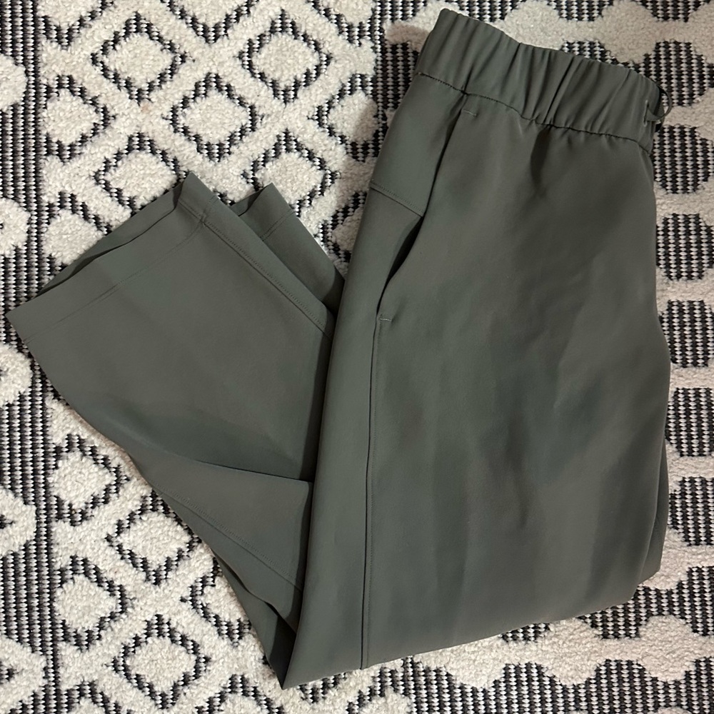 Lululemon On-The-Fly crop Sage Grey pants size 6